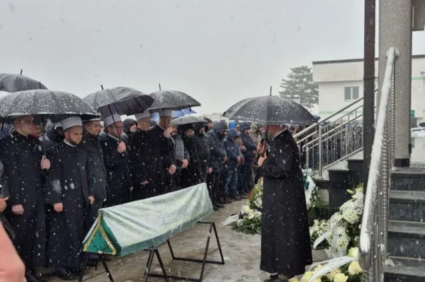 Tišina i suze u Ivcima: Pogledajte obraćanje imama na dženazi (VIDEO)