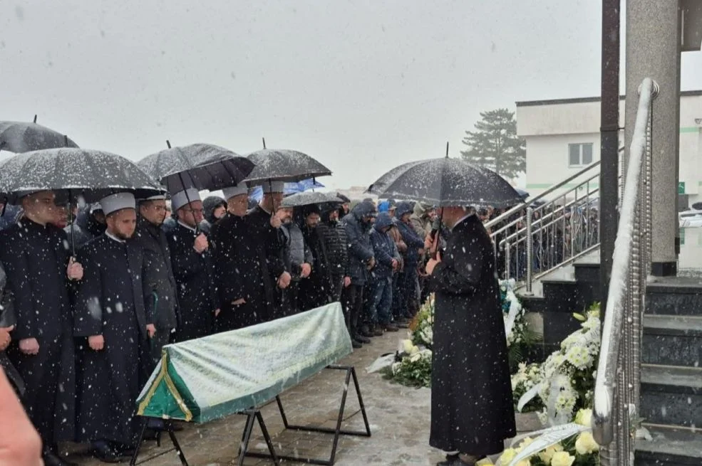 Tišina i suze u Ivcima: Pogledajte obraćanje imama na dženazi (VIDEO)