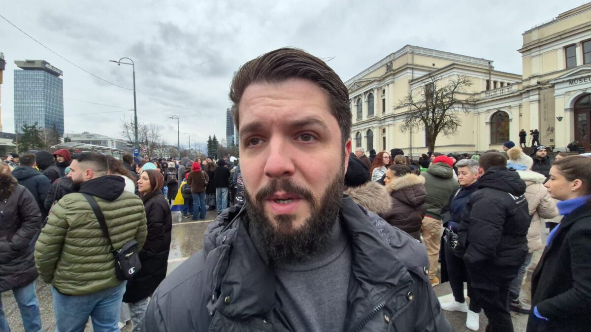 Dučić na protestima: Nedostatak snimaka iz tramvaja može promijeniti tok istrage