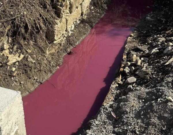 Građani uznemireni: Crvena voda primijećena u naselju Raspotočje