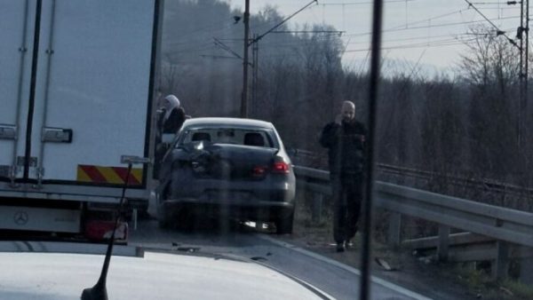 Tri automobila učestvovala u sudaru kod Papratnice, saobraćaj usporen