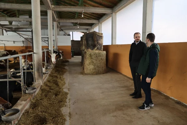 Podrška poljoprivredi u ZDK: Ministar obišao uspješne farme u Visokom