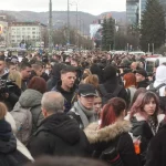 Stotine mladih na Marijin Dvoru: Blokada saobraćaja nakon nesreće