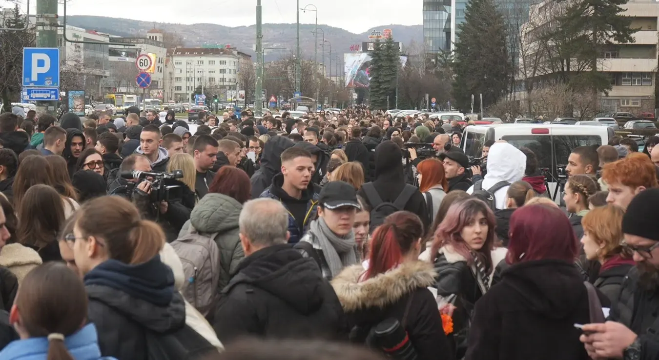 Stotine mladih na Marijin Dvoru: Blokada saobraćaja nakon nesreće
