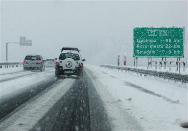 Snježne padavine izazvale probleme u saobraćaju i energetskom sistemu