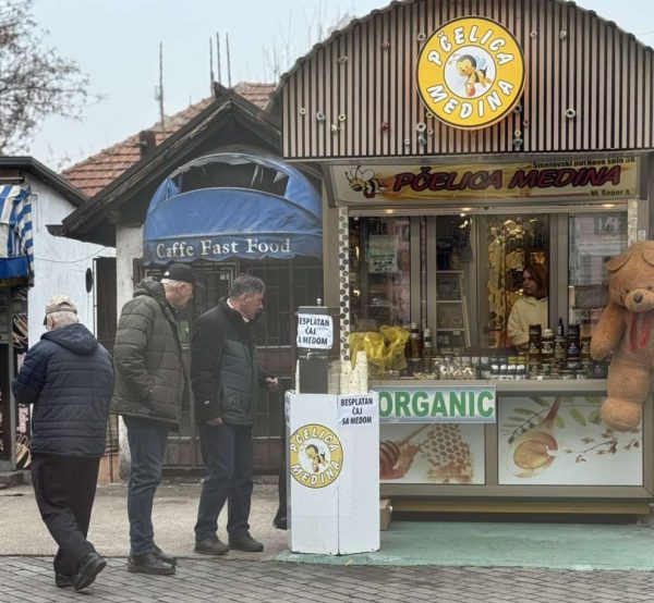 Topla priča iz Zenice: U centru grada dijeljen besplatan čaj s medom