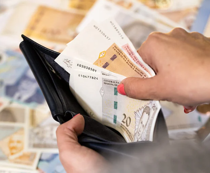 Mladi i odlazak iz BiH: Može li plata od 2.500 KM promijeniti trend?