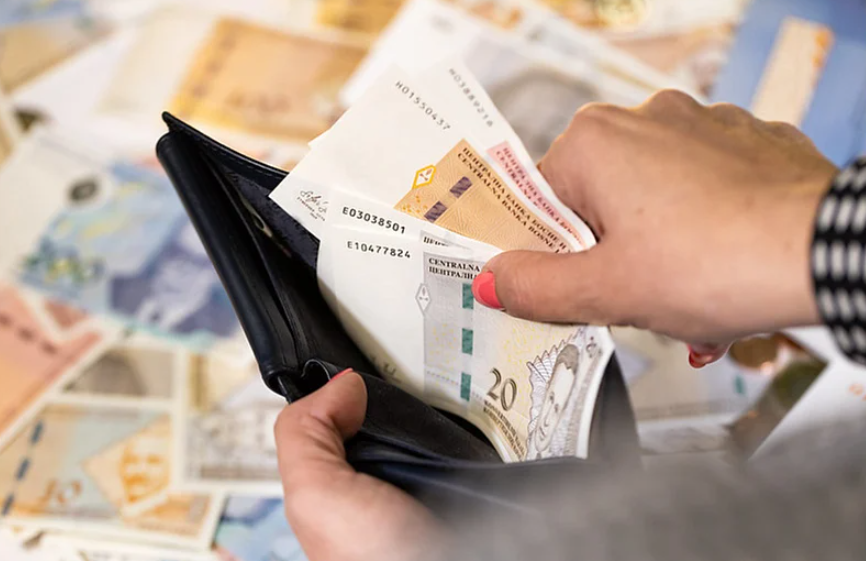 Mladi i odlazak iz BiH: Može li plata od 2.500 KM promijeniti trend?