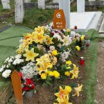 Dirljiva poruka na mezaru Halid Bešlić: “Hvala što si nas učio dobroti”