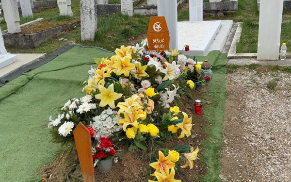 Dirljiva poruka na mezaru Halid Bešlić: “Hvala što si nas učio dobroti”