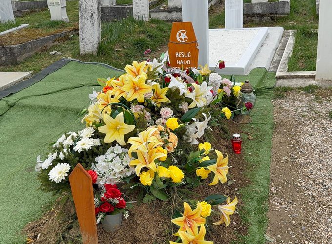Dirljiva poruka na mezaru Halid Bešlić: “Hvala što si nas učio dobroti”