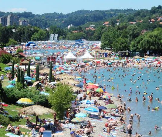 Stariji muškarac uhvaćen kako snima djecu i žene na Panonskim jezerima